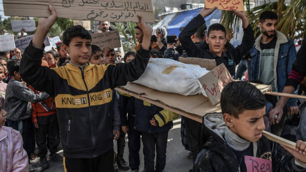 152 gündür felaketi yaşıyorlar: Gazzeli çocuklardan 'ölüyoruz' protestosu 1